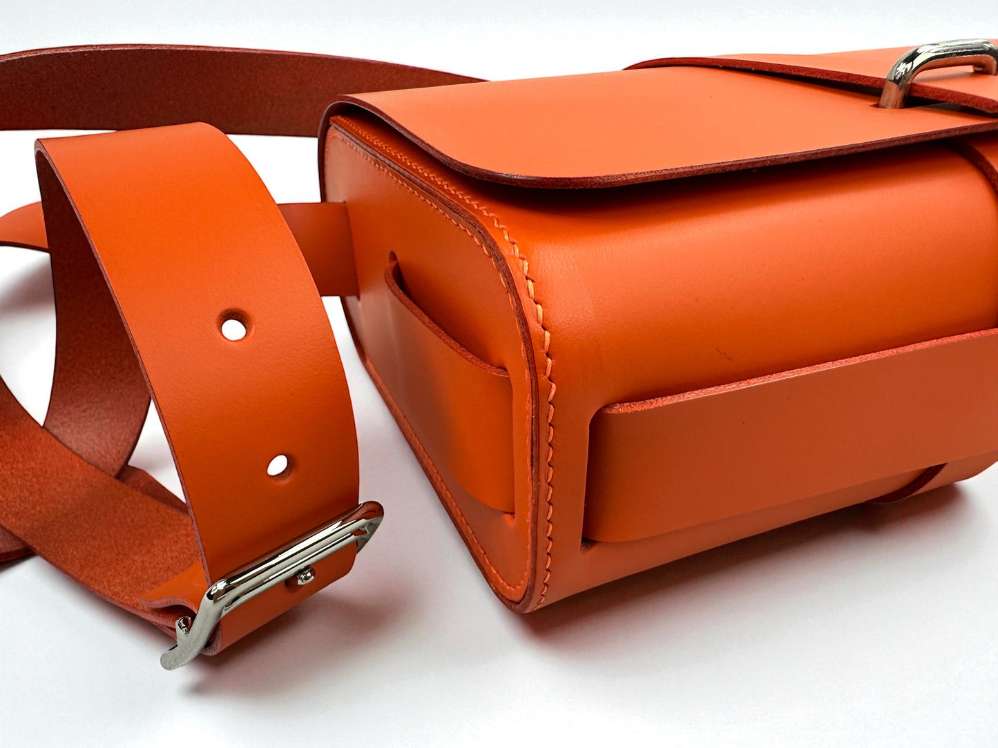 Claude à pontet orange