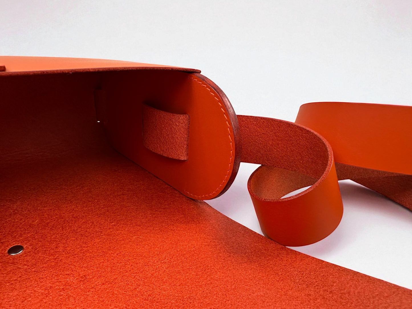 Claude à pontet orange